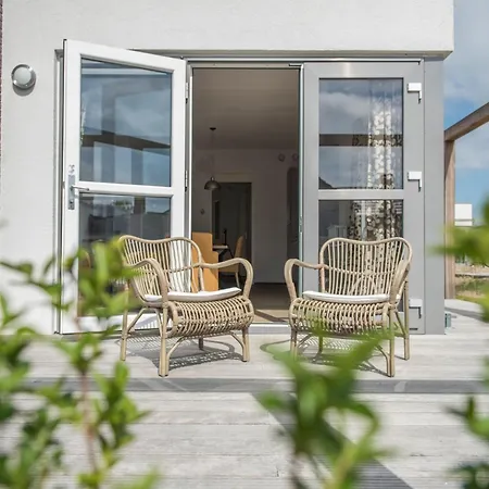 Detached, Single-storey Just Steps From The Sea 度假居