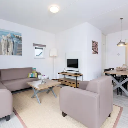 Detached, Single-storey Just Steps From The Sea 度假居 *